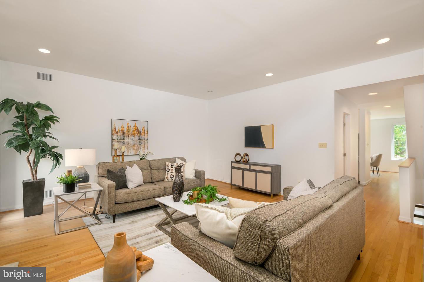 910 INDEPENDENCE AVE SE, WASHINGTON, District Of Columbia 20003, 3 Bedrooms Bedrooms, ,3 BathroomsBathrooms,Residential,For sale,910 INDEPENDENCE AVE SE,DCDC2208774 MLS # DCDC2208774