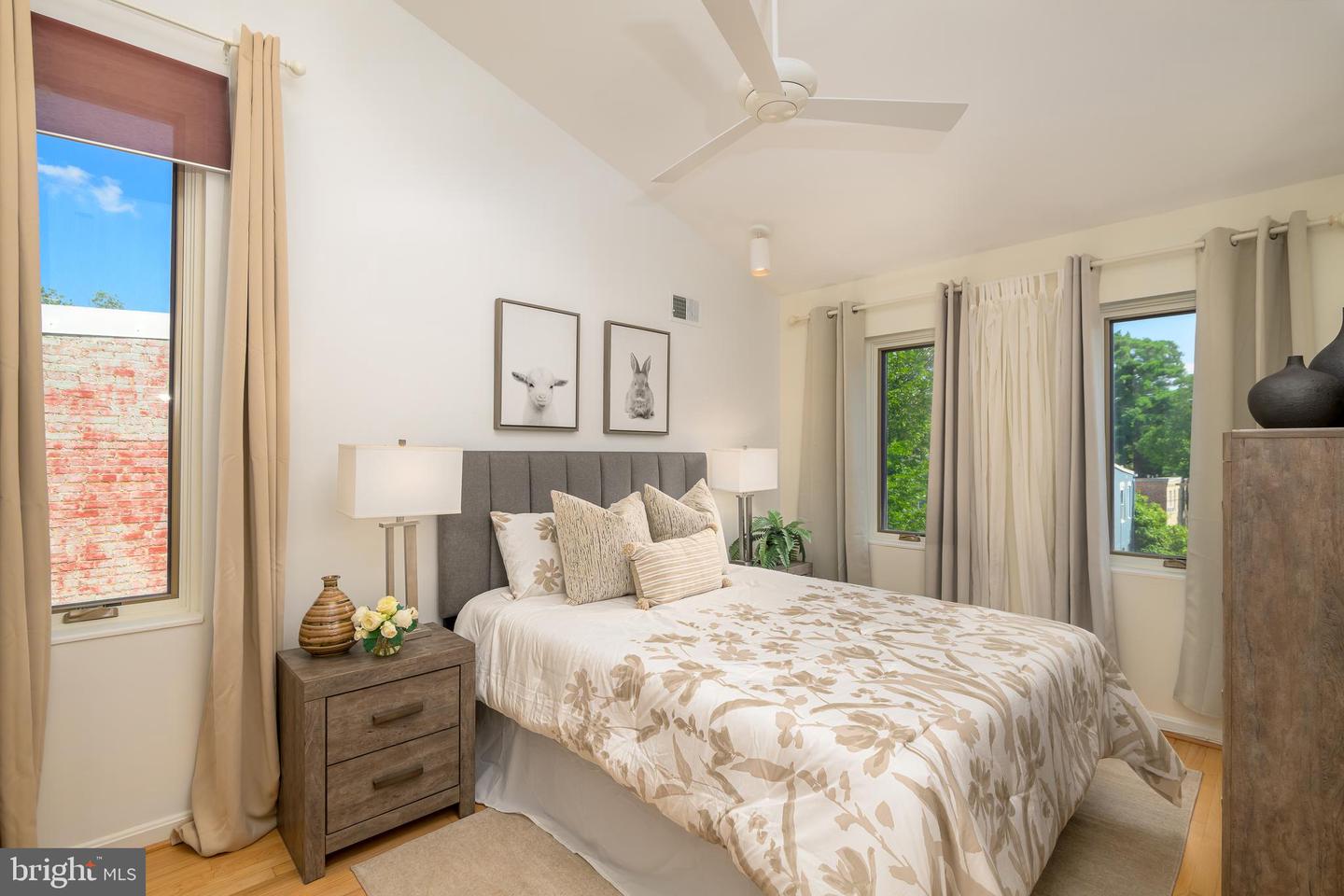 910 INDEPENDENCE AVE SE, WASHINGTON, District Of Columbia 20003, 3 Bedrooms Bedrooms, ,3 BathroomsBathrooms,Residential,For sale,910 INDEPENDENCE AVE SE,DCDC2208774 MLS # DCDC2208774