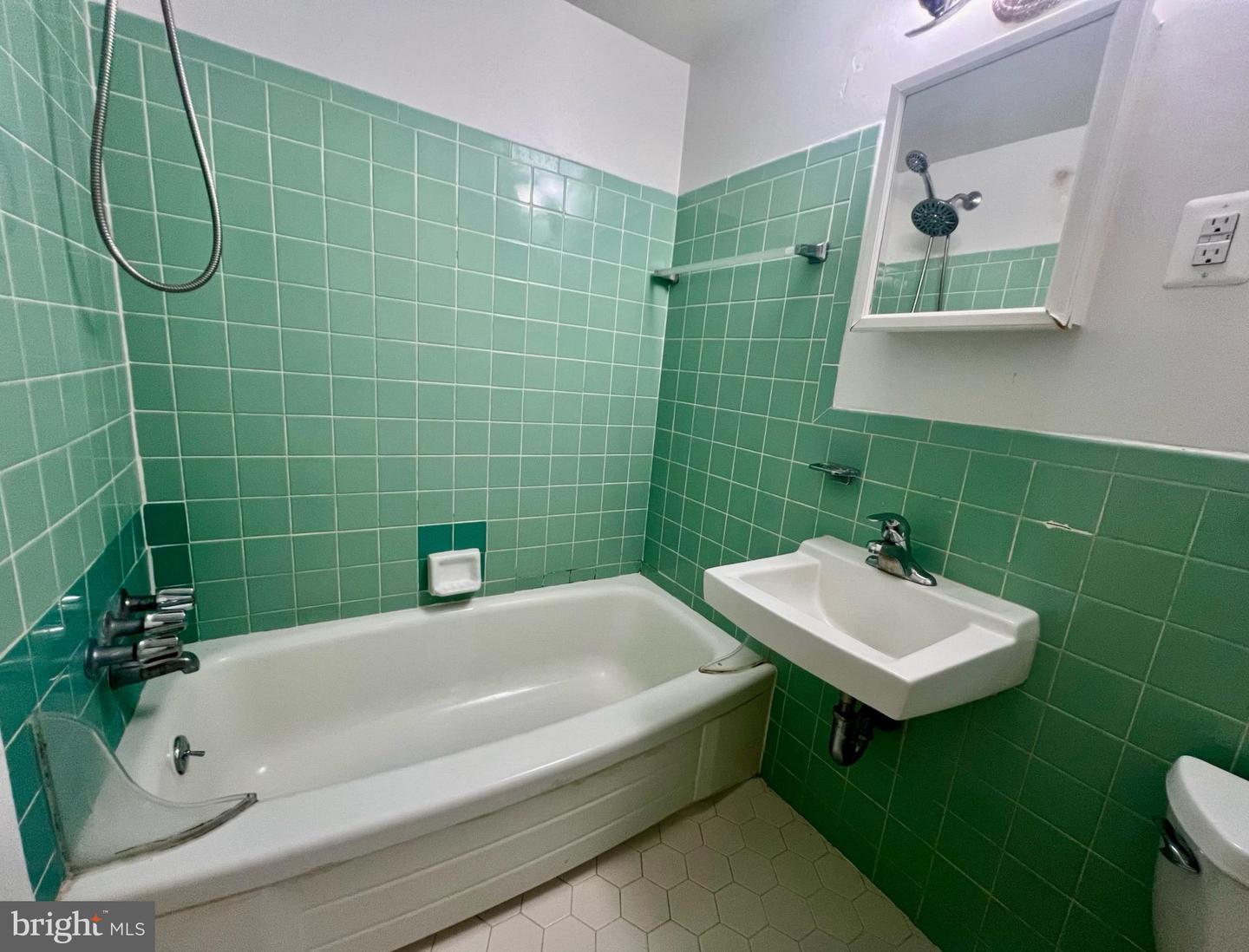 120-4 WASHINGTON ST NE #7, LEESBURG, Virginia 20176, 2 Bedrooms Bedrooms, ,1 BathroomBathrooms,Residential,For sale,120-4 WASHINGTON ST NE #7,VALO2101202 MLS # VALO2101202