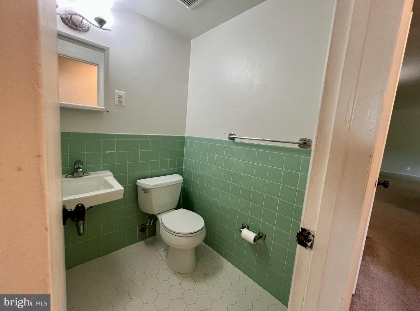 120-4 WASHINGTON ST NE #7, LEESBURG, Virginia 20176, 2 Bedrooms Bedrooms, ,1 BathroomBathrooms,Residential,For sale,120-4 WASHINGTON ST NE #7,VALO2101202 MLS # VALO2101202