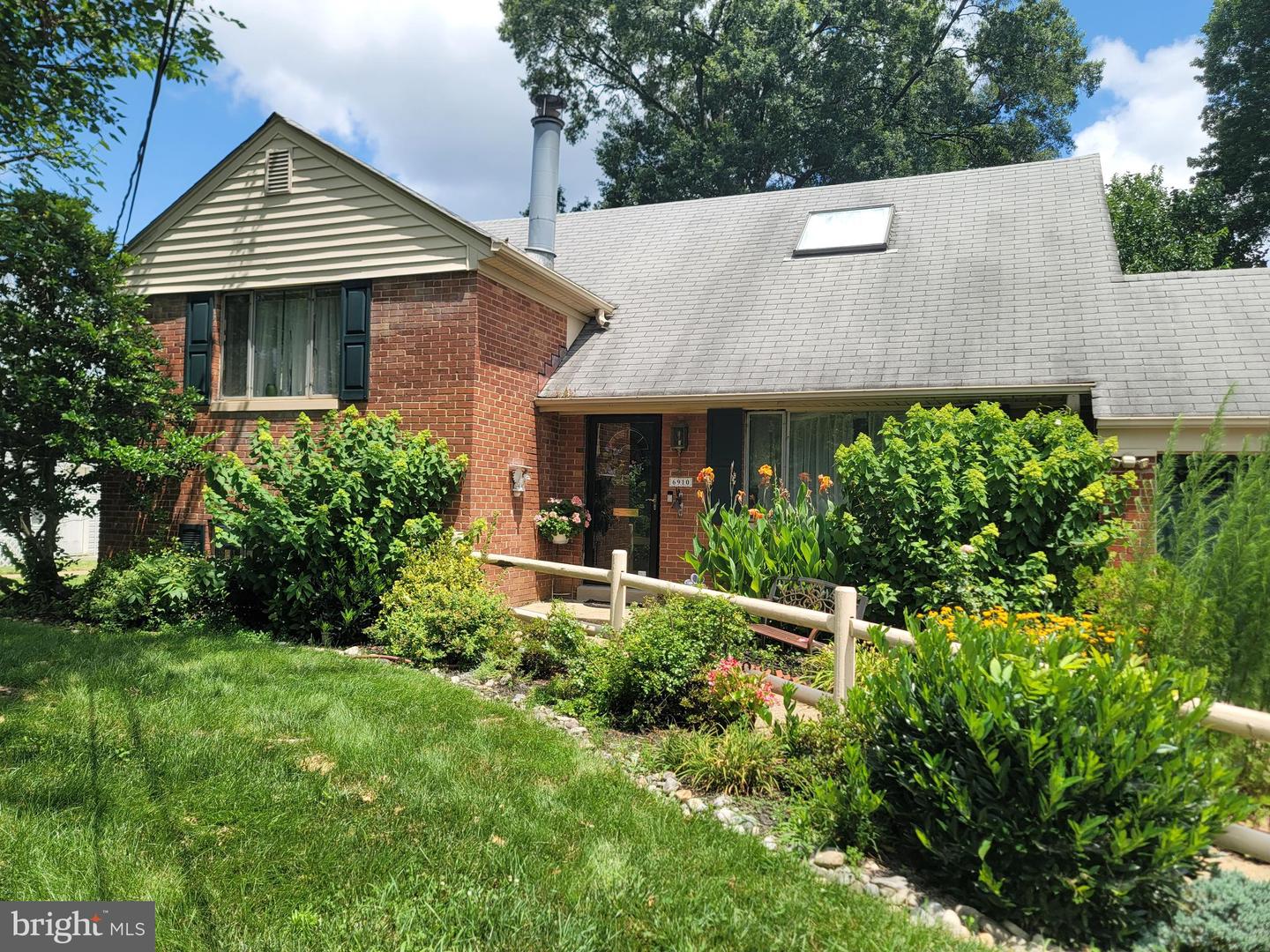 6910 GILBERT ST, SPRINGFIELD, Virginia 22150, 3 Bedrooms Bedrooms, 7 Rooms Rooms,2 BathroomsBathrooms,Residential,For sale,6910 GILBERT ST,VAFX2253464 MLS # VAFX2253464
