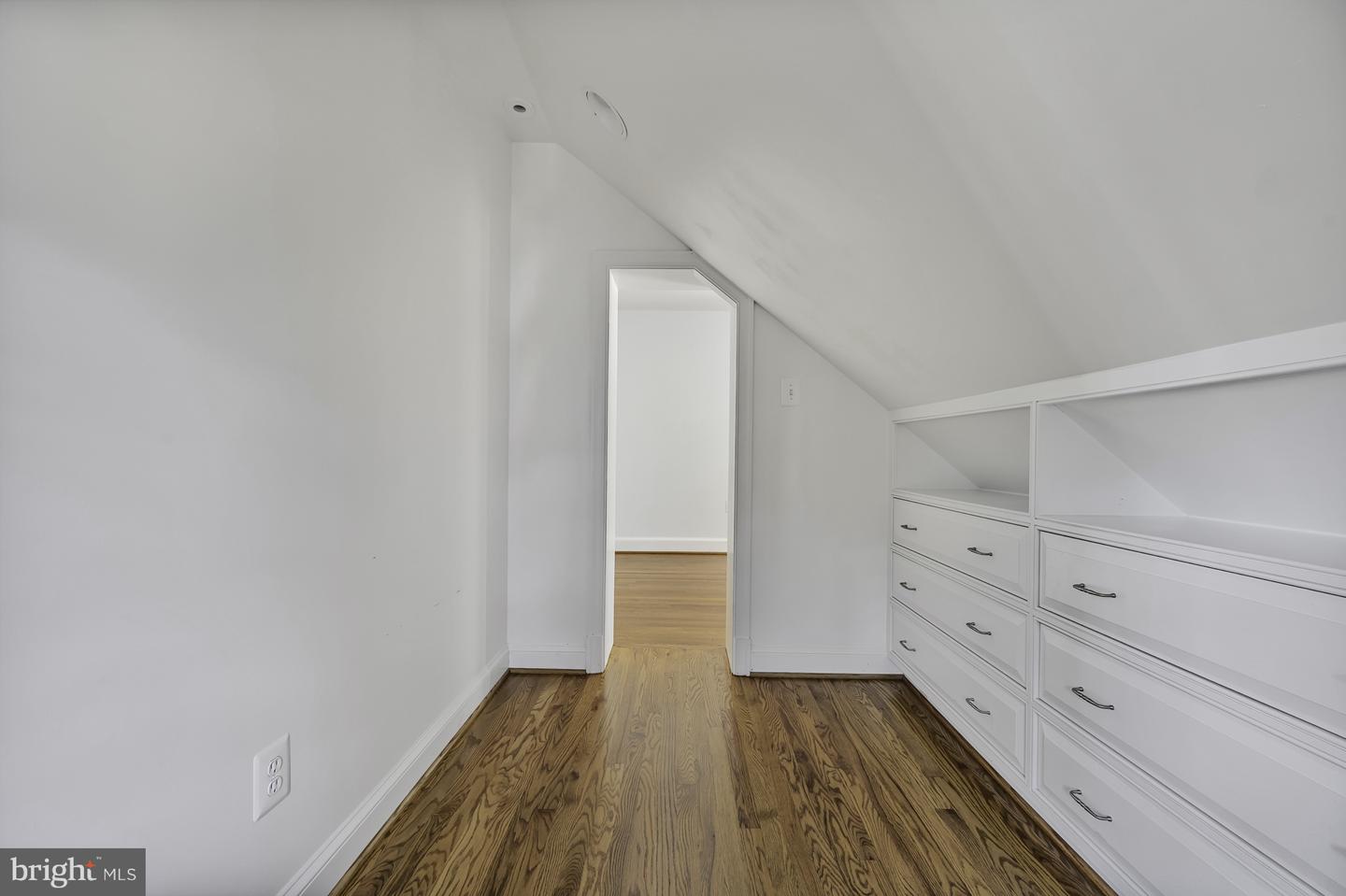 6103 WOODMONT RD, ALEXANDRIA, Virginia 22307, 5 Bedrooms Bedrooms, ,4 BathroomsBathrooms,Residential,For sale,6103 WOODMONT RD,VAFX2253522 MLS # VAFX2253522