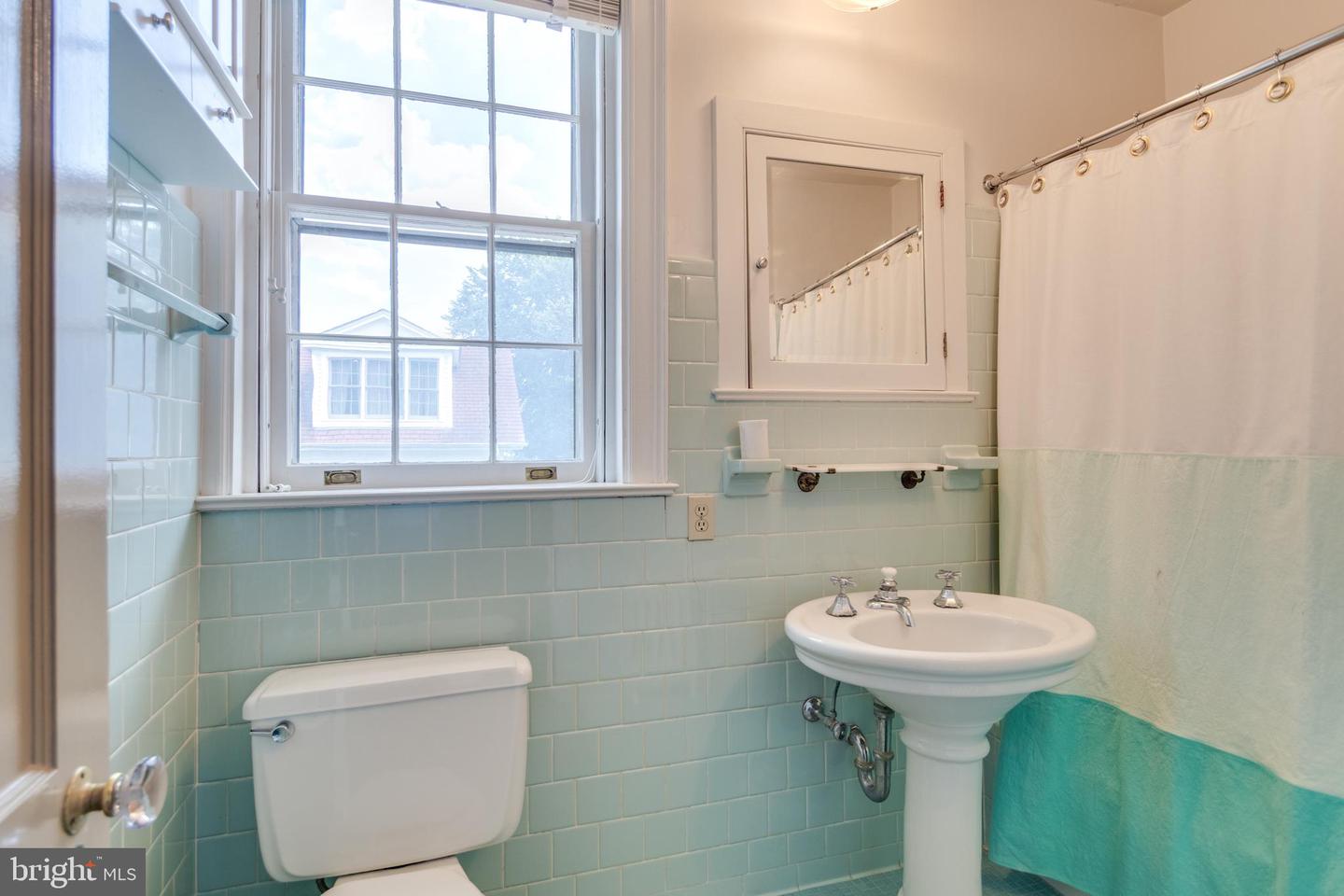 206 N VIEW TER, ALEXANDRIA, Virginia 22301, 4 Bedrooms Bedrooms, ,3 BathroomsBathrooms,Residential,For sale,206 N VIEW TER,VAAX2047250 MLS # VAAX2047250