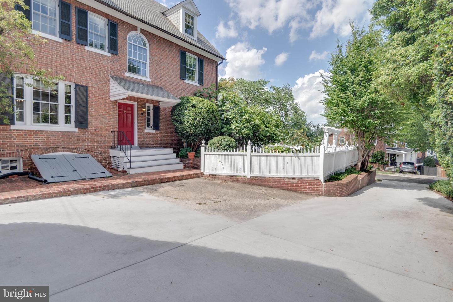 206 N VIEW TER, ALEXANDRIA, Virginia 22301, 4 Bedrooms Bedrooms, ,3 BathroomsBathrooms,Residential,For sale,206 N VIEW TER,VAAX2047250 MLS # VAAX2047250