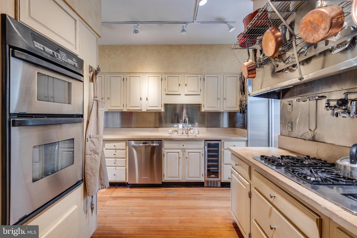 206 N VIEW TER, ALEXANDRIA, Virginia 22301, 4 Bedrooms Bedrooms, ,3 BathroomsBathrooms,Residential,For sale,206 N VIEW TER,VAAX2047250 MLS # VAAX2047250