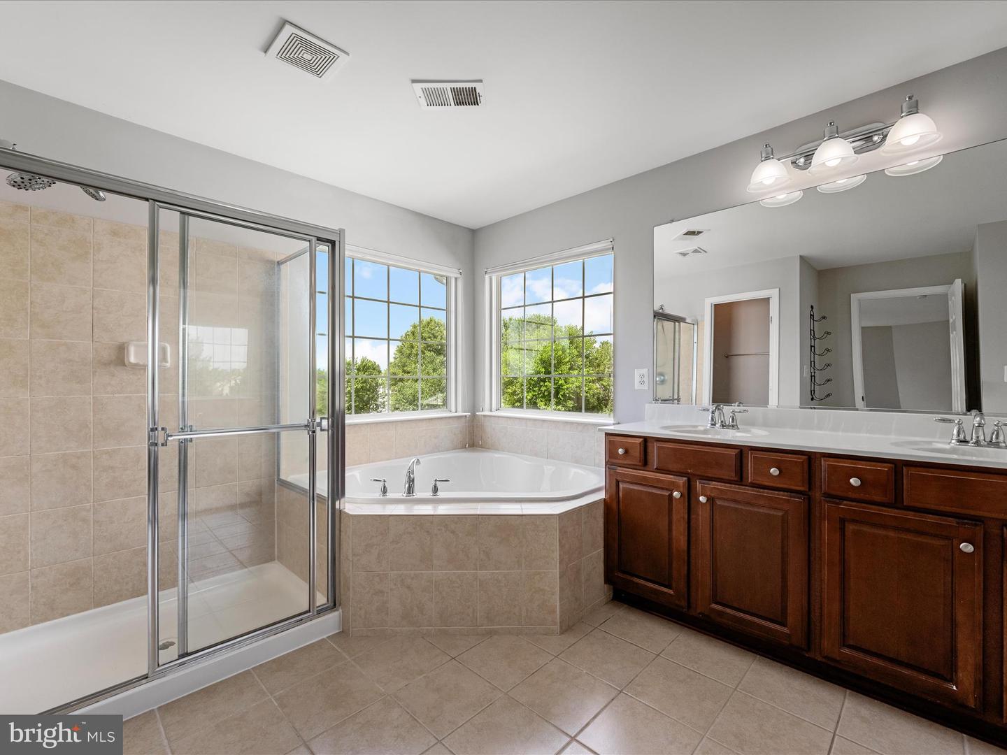 717 WOODEN BRIDGE DR, PURCELLVILLE, Virginia 20132, 4 Bedrooms Bedrooms, ,4 BathroomsBathrooms,Residential,For sale,717 WOODEN BRIDGE DR,VALO2101374 MLS # VALO2101374