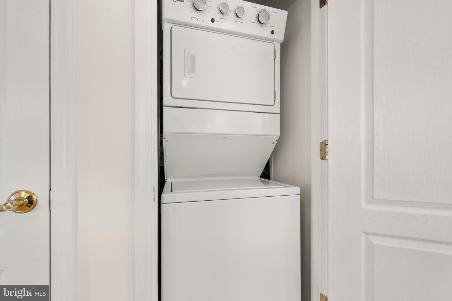 6940 FAIRFAX DR #200, ARLINGTON, Virginia 22213, 2 Bedrooms Bedrooms, ,2 BathroomsBathrooms,Residential,For sale,6940 FAIRFAX DR #200,VAAR2060384 MLS # VAAR2060384