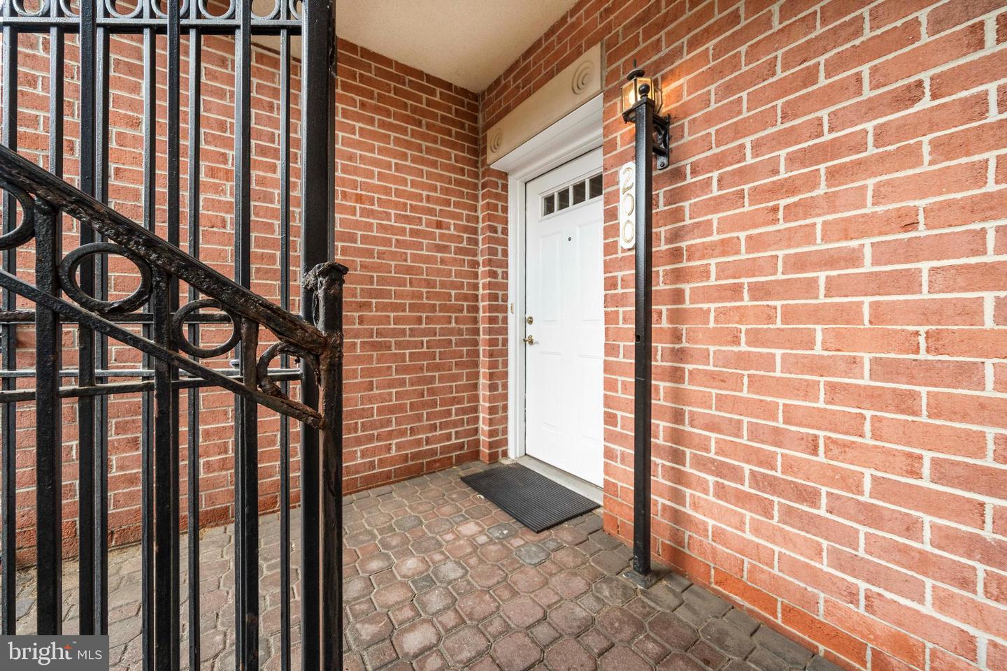 6940 FAIRFAX DR #200, ARLINGTON, Virginia 22213, 2 Bedrooms Bedrooms, ,2 BathroomsBathrooms,Residential,For sale,6940 FAIRFAX DR #200,VAAR2060384 MLS # VAAR2060384