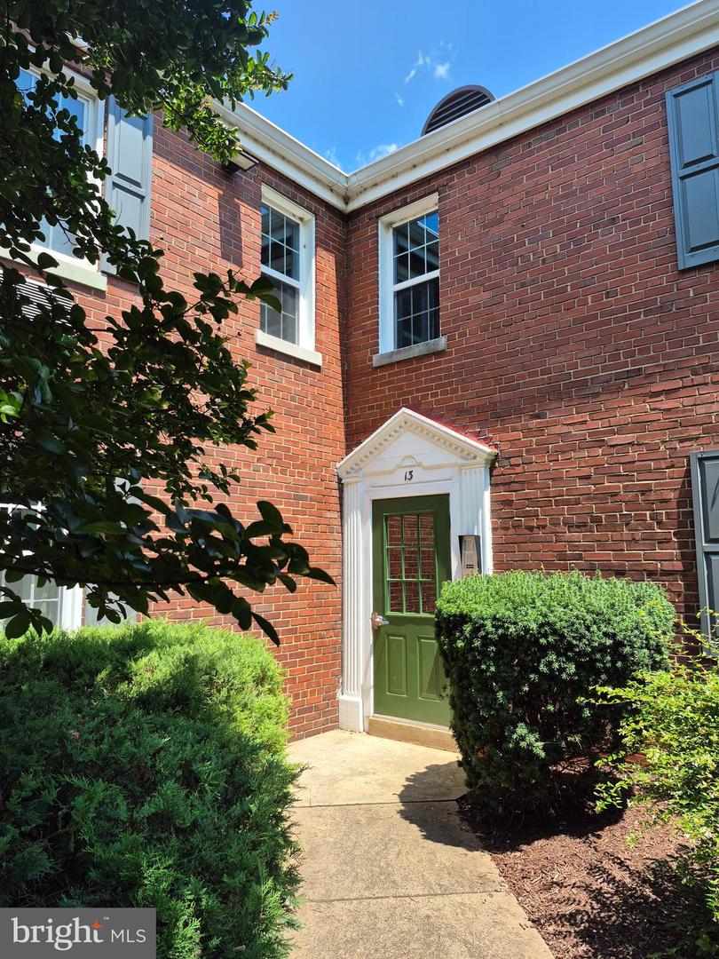 13 AUBURN CT #B, ALEXANDRIA, Virginia 22305, 1 Bedroom Bedrooms, ,1 BathroomBathrooms,Residential,For sale,13 AUBURN CT #B,VAAX2047326 MLS # VAAX2047326