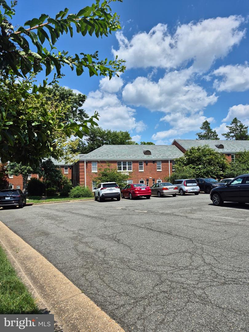 13 AUBURN CT #B, ALEXANDRIA, Virginia 22305, 1 Bedroom Bedrooms, ,1 BathroomBathrooms,Residential,For sale,13 AUBURN CT #B,VAAX2047326 MLS # VAAX2047326