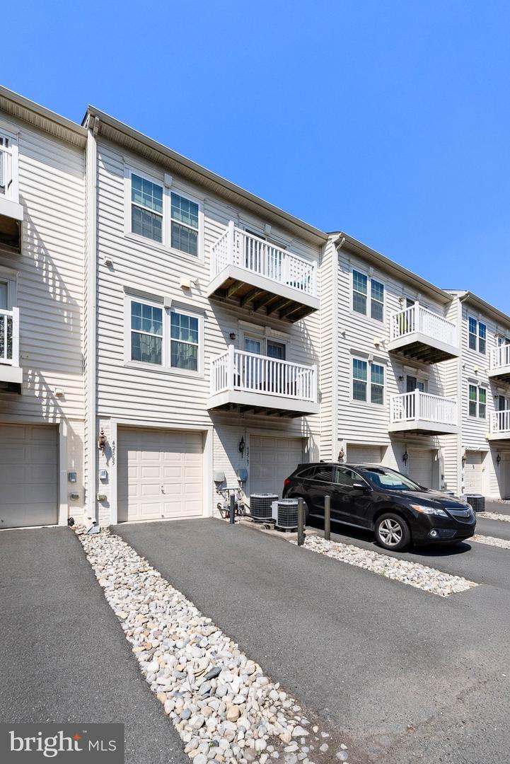 42565 BURBANK TER, STERLING, Virginia 20166, 2 Bedrooms Bedrooms, ,2 BathroomsBathrooms,Residential,For sale,42565 BURBANK TER,VALO2101720 MLS # VALO2101720