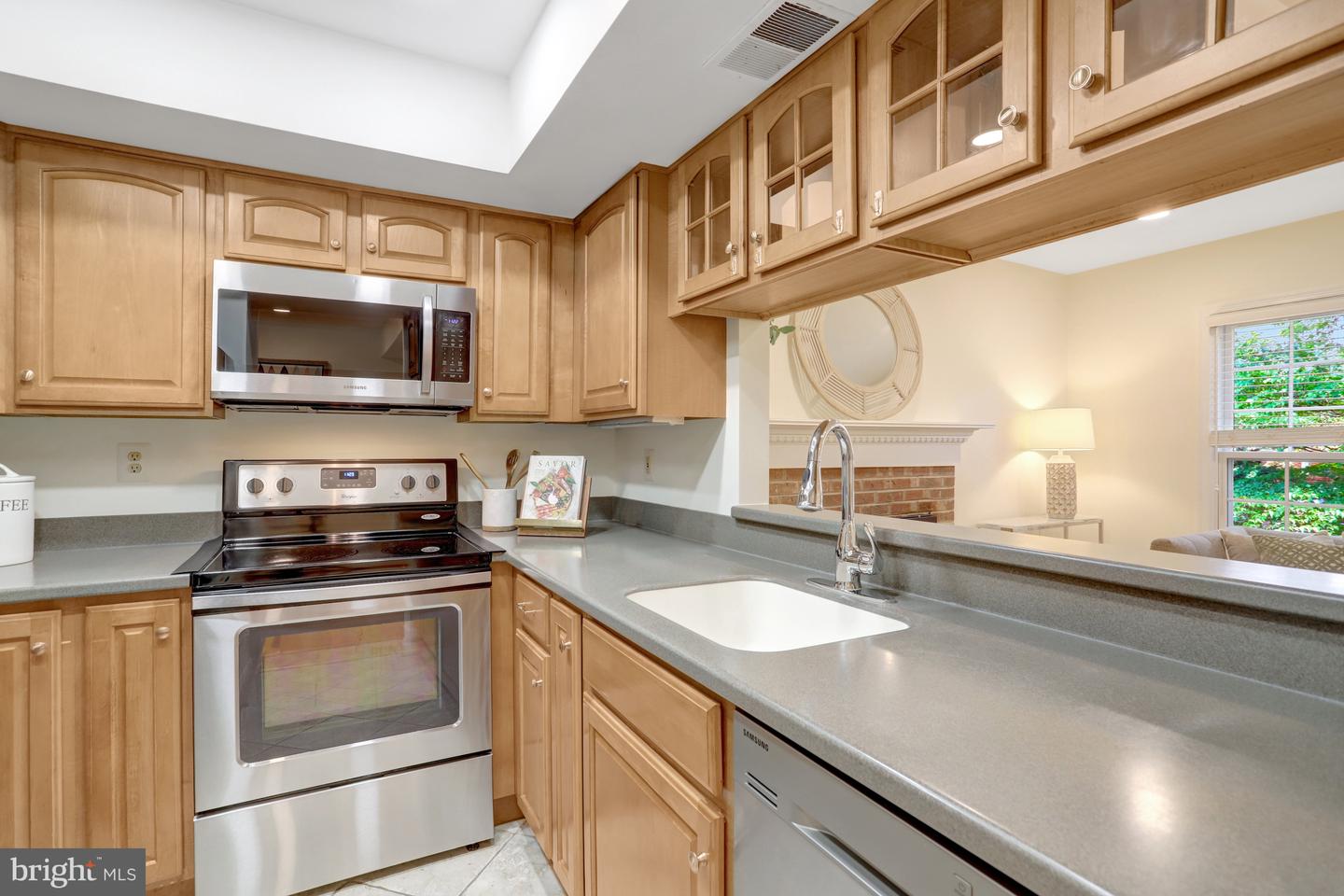 2408-A S WALTER REED DR S #1, ARLINGTON, Virginia 22206, 3 Bedrooms Bedrooms, ,2 BathroomsBathrooms,Residential,For sale,2408-A S WALTER REED DR S #1,VAAR2060674 MLS # VAAR2060674