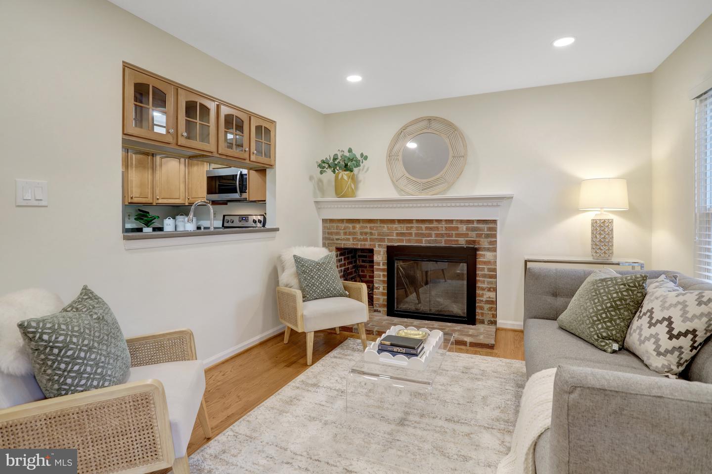 2408-A S WALTER REED DR S #1, ARLINGTON, Virginia 22206, 3 Bedrooms Bedrooms, ,2 BathroomsBathrooms,Residential,For sale,2408-A S WALTER REED DR S #1,VAAR2060674 MLS # VAAR2060674