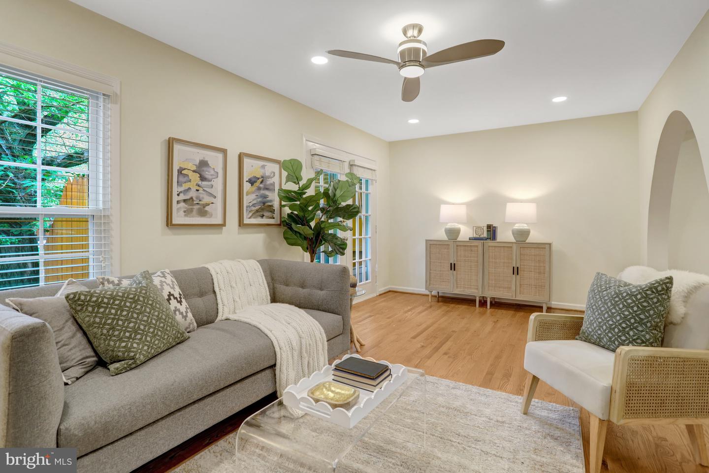 2408-A S WALTER REED DR S #1, ARLINGTON, Virginia 22206, 3 Bedrooms Bedrooms, ,2 BathroomsBathrooms,Residential,For sale,2408-A S WALTER REED DR S #1,VAAR2060674 MLS # VAAR2060674