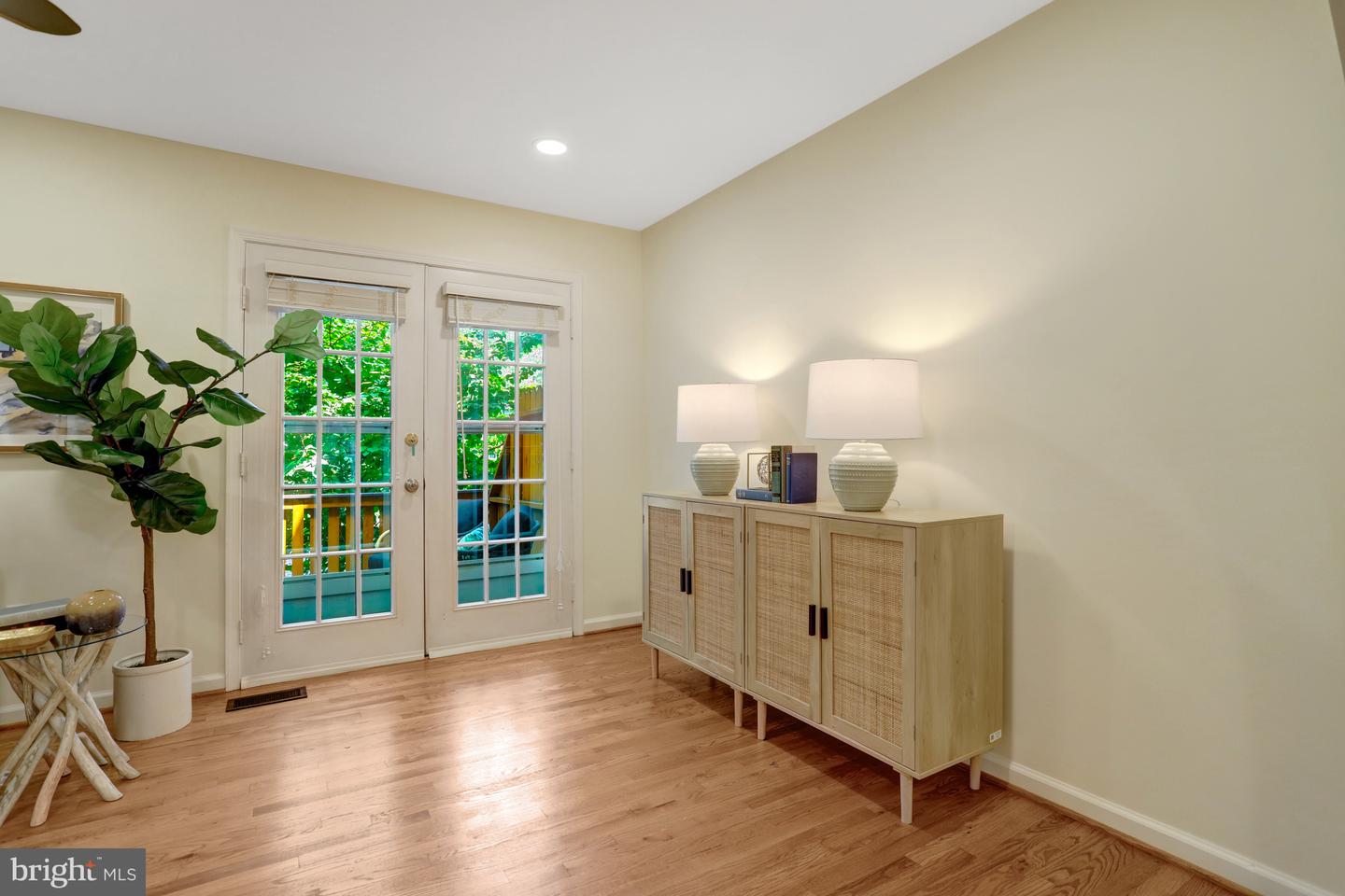 2408-A S WALTER REED DR S #1, ARLINGTON, Virginia 22206, 3 Bedrooms Bedrooms, ,2 BathroomsBathrooms,Residential,For sale,2408-A S WALTER REED DR S #1,VAAR2060674 MLS # VAAR2060674