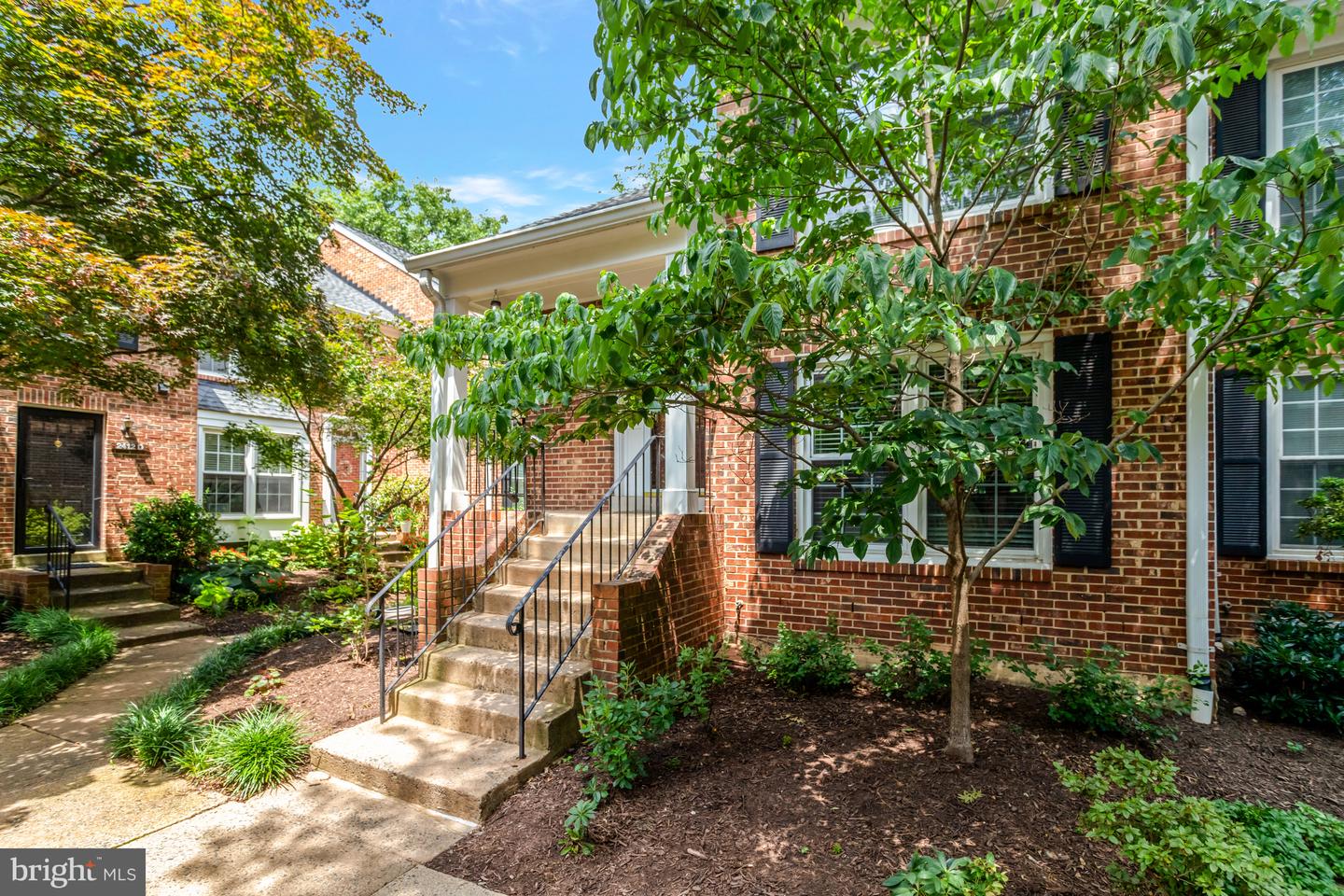 2408-A S WALTER REED DR S #1, ARLINGTON, Virginia 22206, 3 Bedrooms Bedrooms, ,2 BathroomsBathrooms,Residential,For sale,2408-A S WALTER REED DR S #1,VAAR2060674 MLS # VAAR2060674