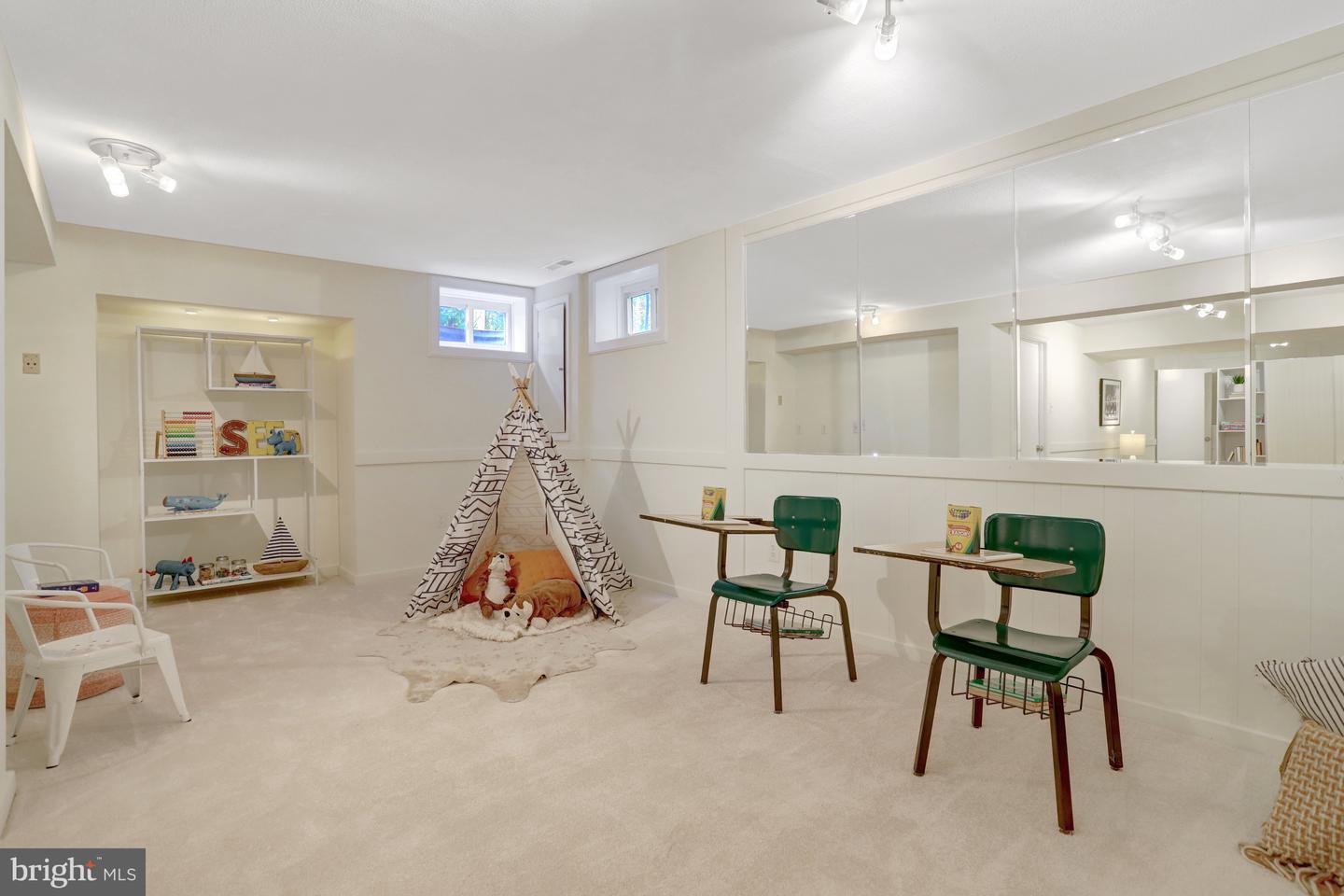 2408-A S WALTER REED DR S #1, ARLINGTON, Virginia 22206, 3 Bedrooms Bedrooms, ,2 BathroomsBathrooms,Residential,For sale,2408-A S WALTER REED DR S #1,VAAR2060674 MLS # VAAR2060674