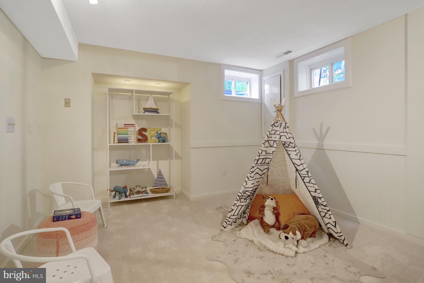 2408-A S WALTER REED DR S #1, ARLINGTON, Virginia 22206, 3 Bedrooms Bedrooms, ,2 BathroomsBathrooms,Residential,For sale,2408-A S WALTER REED DR S #1,VAAR2060674 MLS # VAAR2060674