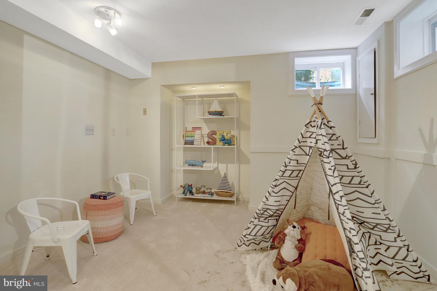 2408-A S WALTER REED DR S #1, ARLINGTON, Virginia 22206, 3 Bedrooms Bedrooms, ,2 BathroomsBathrooms,Residential,For sale,2408-A S WALTER REED DR S #1,VAAR2060674 MLS # VAAR2060674