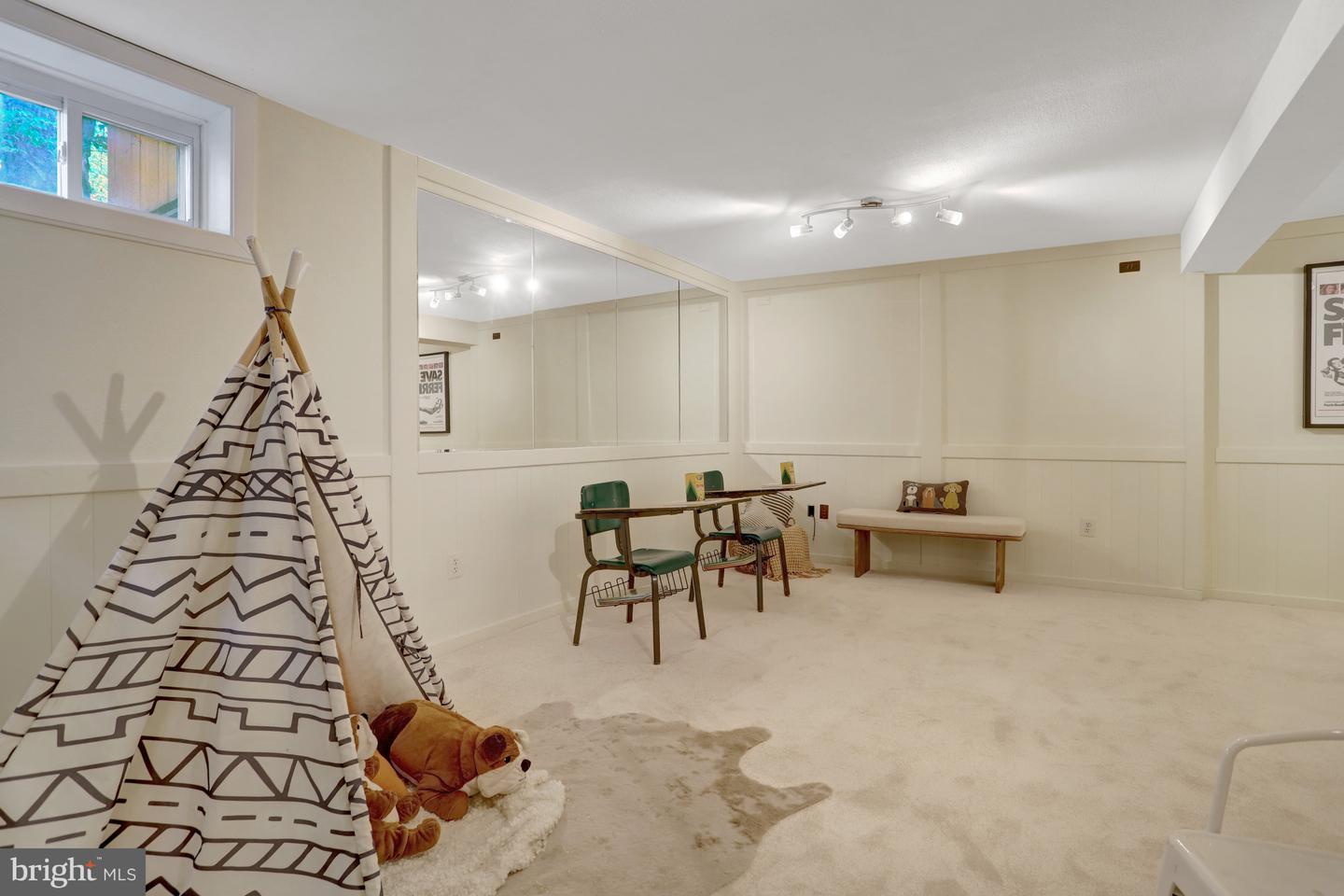 2408-A S WALTER REED DR S #1, ARLINGTON, Virginia 22206, 3 Bedrooms Bedrooms, ,2 BathroomsBathrooms,Residential,For sale,2408-A S WALTER REED DR S #1,VAAR2060674 MLS # VAAR2060674