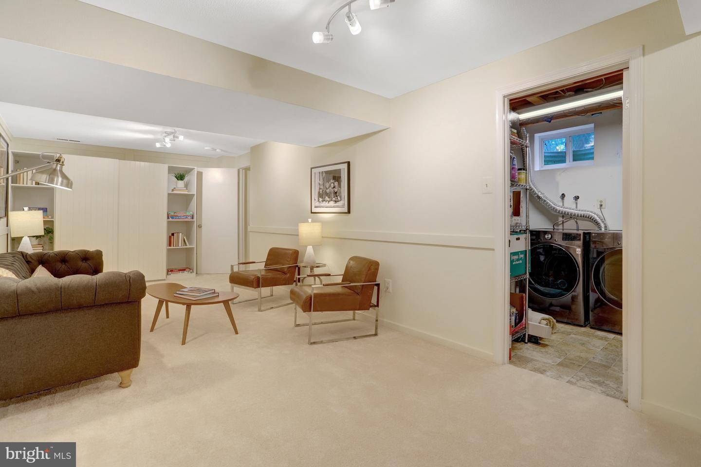 2408-A S WALTER REED DR S #1, ARLINGTON, Virginia 22206, 3 Bedrooms Bedrooms, ,2 BathroomsBathrooms,Residential,For sale,2408-A S WALTER REED DR S #1,VAAR2060674 MLS # VAAR2060674
