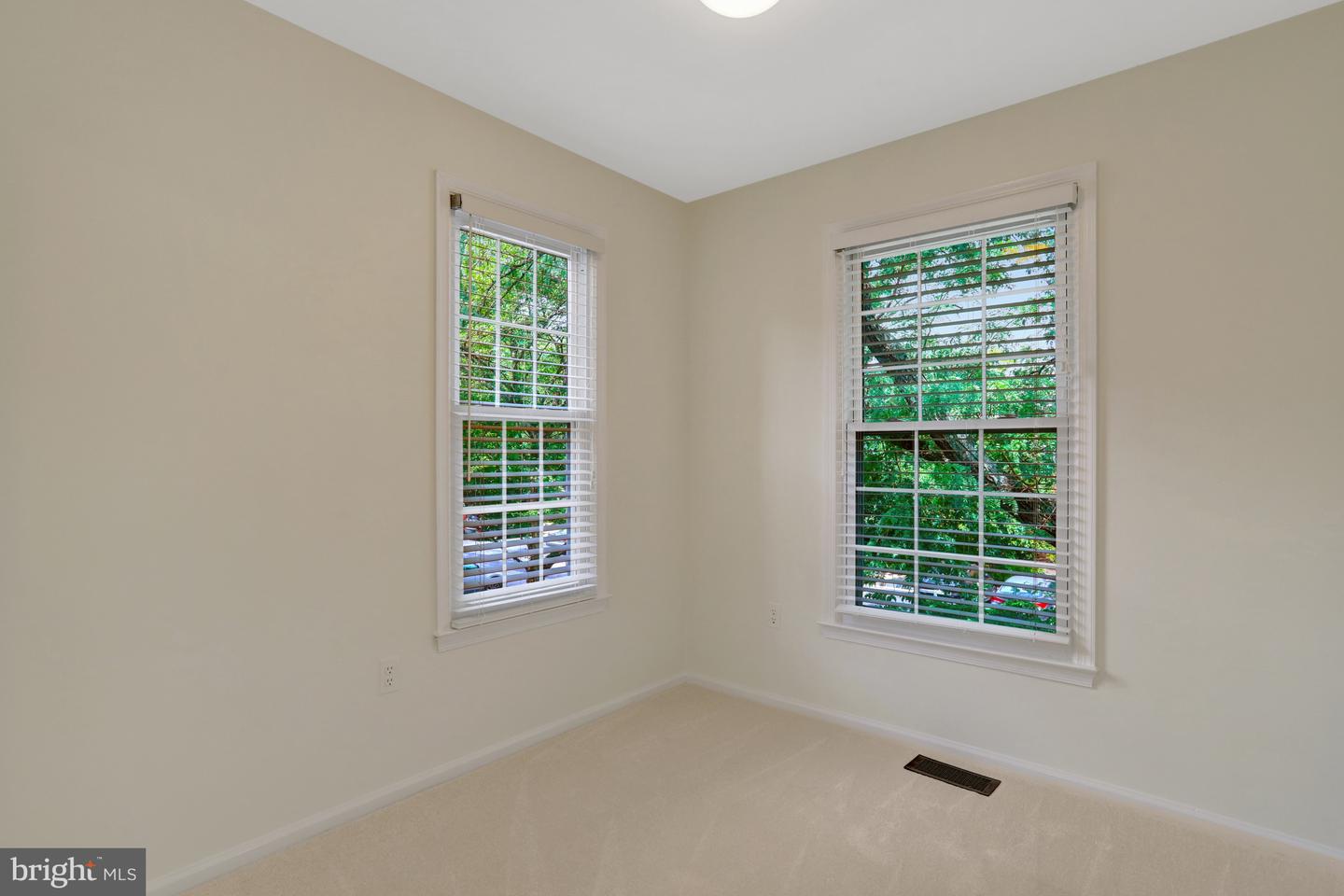 2408-A S WALTER REED DR S #1, ARLINGTON, Virginia 22206, 3 Bedrooms Bedrooms, ,2 BathroomsBathrooms,Residential,For sale,2408-A S WALTER REED DR S #1,VAAR2060674 MLS # VAAR2060674