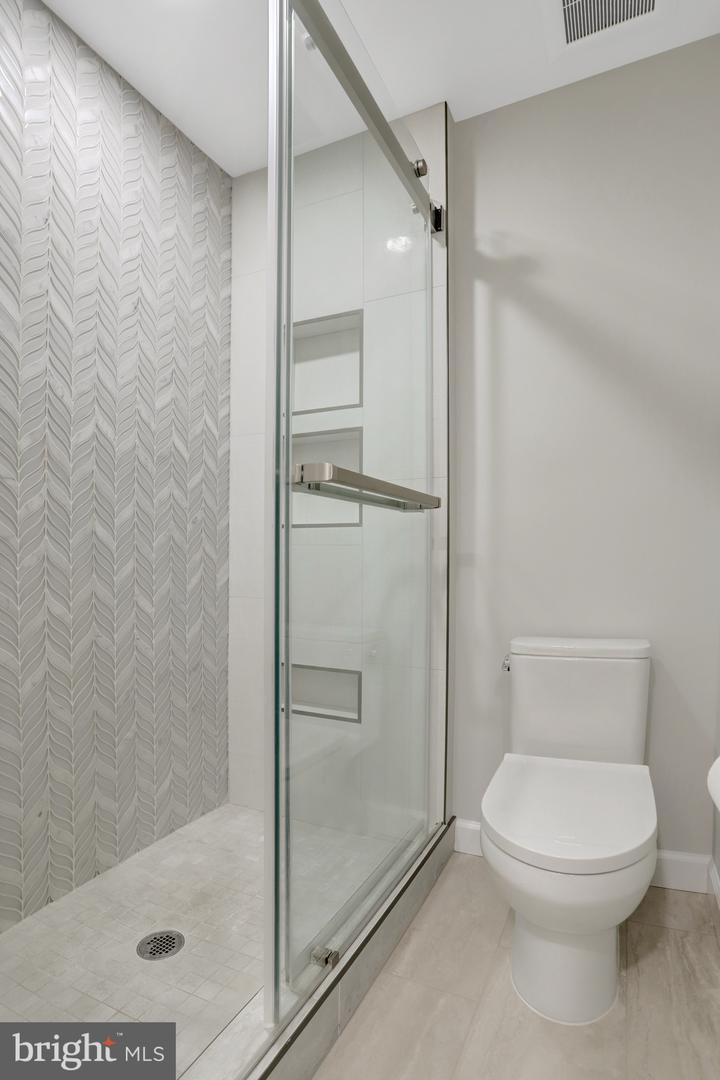 2408-A S WALTER REED DR S #1, ARLINGTON, Virginia 22206, 3 Bedrooms Bedrooms, ,2 BathroomsBathrooms,Residential,For sale,2408-A S WALTER REED DR S #1,VAAR2060674 MLS # VAAR2060674