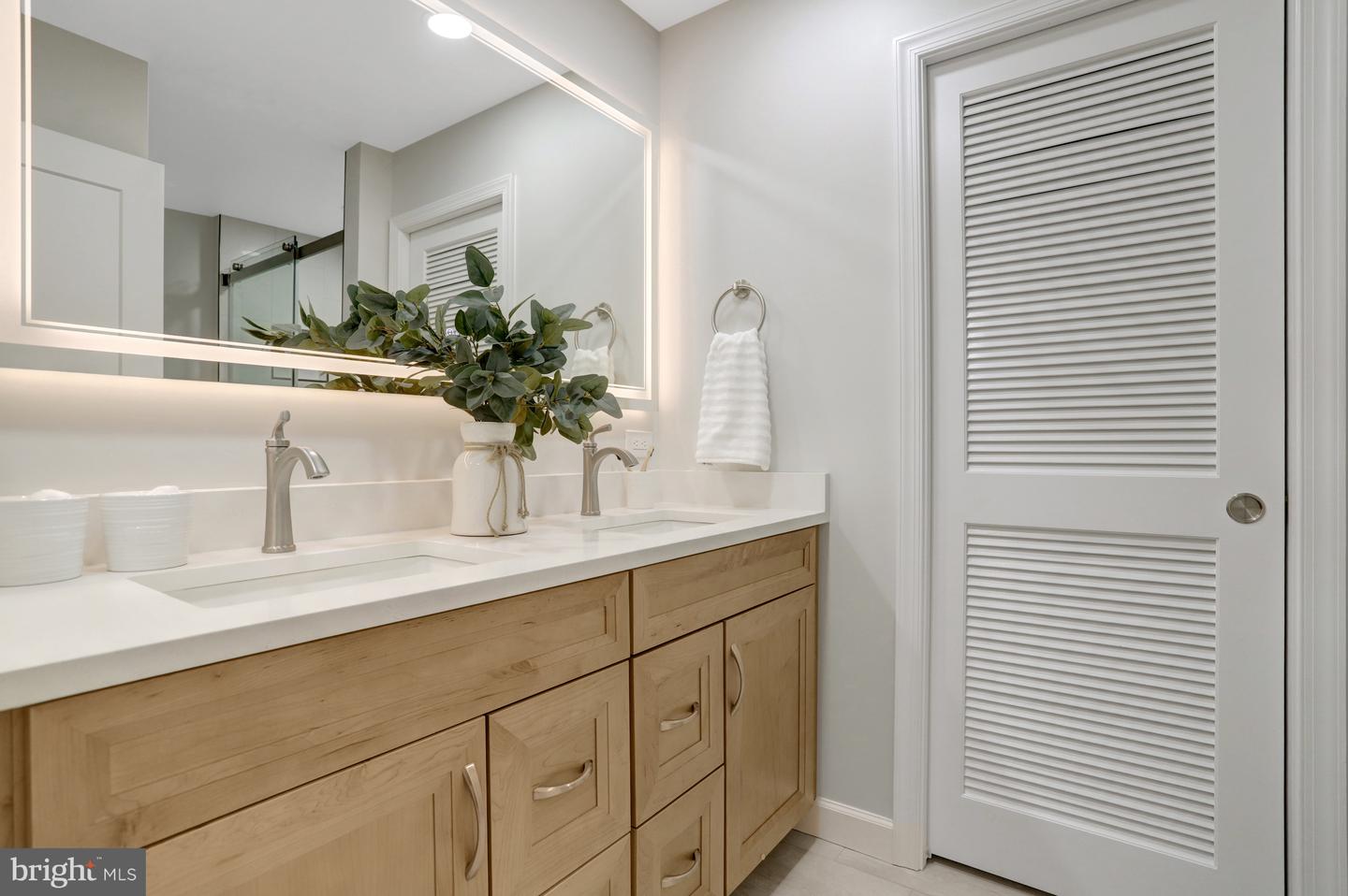 2408-A S WALTER REED DR S #1, ARLINGTON, Virginia 22206, 3 Bedrooms Bedrooms, ,2 BathroomsBathrooms,Residential,For sale,2408-A S WALTER REED DR S #1,VAAR2060674 MLS # VAAR2060674