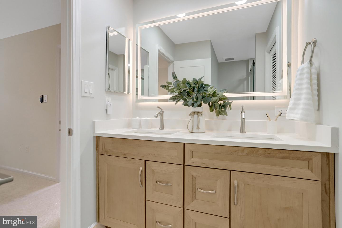 2408-A S WALTER REED DR S #1, ARLINGTON, Virginia 22206, 3 Bedrooms Bedrooms, ,2 BathroomsBathrooms,Residential,For sale,2408-A S WALTER REED DR S #1,VAAR2060674 MLS # VAAR2060674