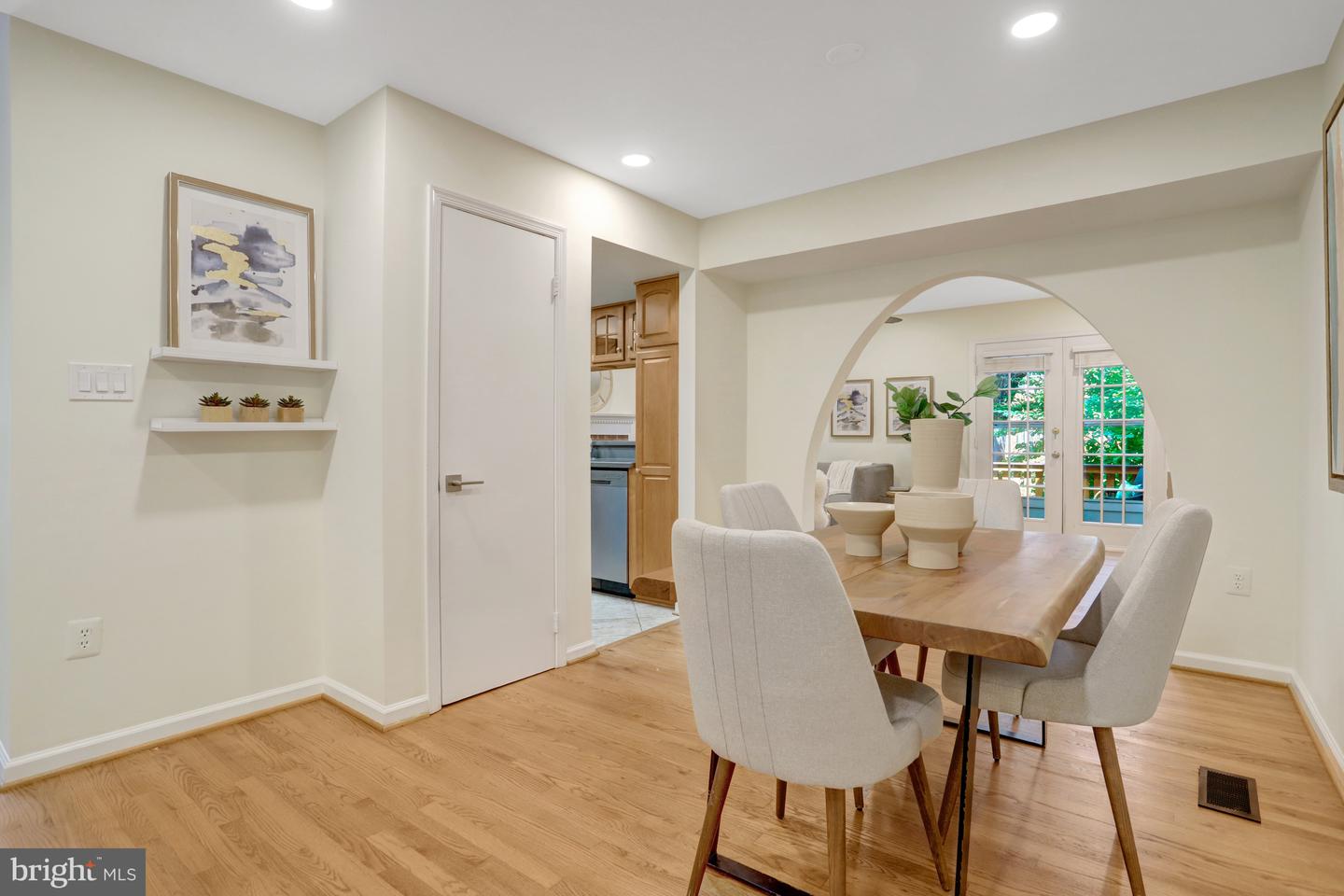 2408-A S WALTER REED DR S #1, ARLINGTON, Virginia 22206, 3 Bedrooms Bedrooms, ,2 BathroomsBathrooms,Residential,For sale,2408-A S WALTER REED DR S #1,VAAR2060674 MLS # VAAR2060674