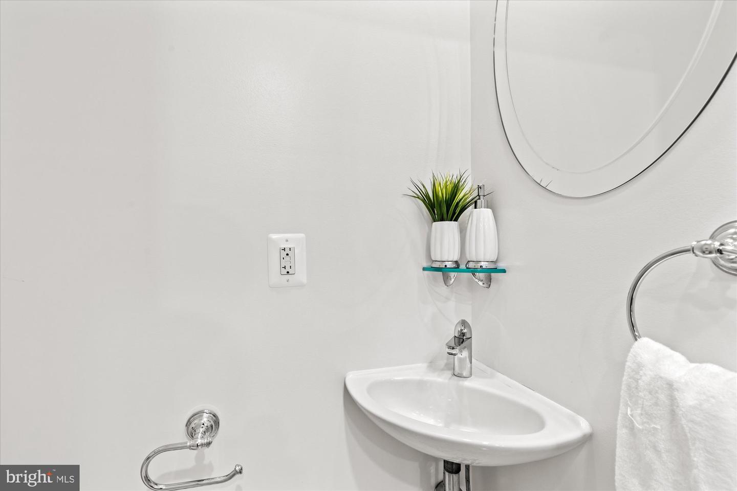918 S SAINT ASAPH ST, ALEXANDRIA, Virginia 22314, 2 Bedrooms Bedrooms, 8 Rooms Rooms,3 BathroomsBathrooms,Residential,For sale,918 S SAINT ASAPH ST,VAAX2045120 MLS # VAAX2045120