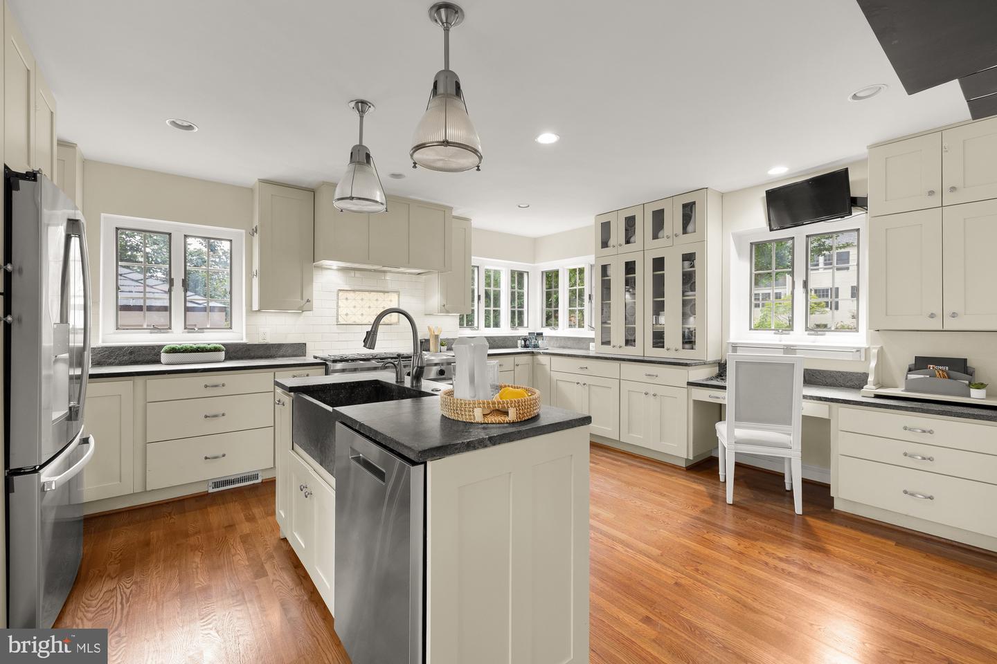 811 26TH PL S, ARLINGTON, Virginia 22202, 4 Bedrooms Bedrooms, ,4 BathroomsBathrooms,Residential,For sale,811 26TH PL S,VAAR2057586 MLS # VAAR2057586