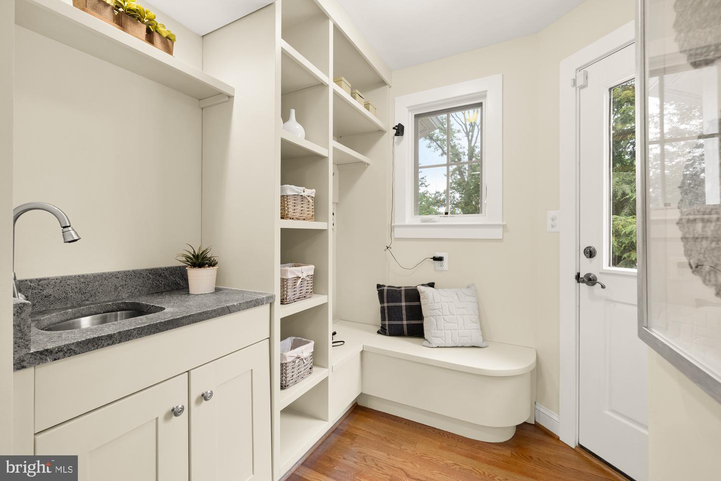 811 26TH PL S, ARLINGTON, Virginia 22202, 4 Bedrooms Bedrooms, ,4 BathroomsBathrooms,Residential,For sale,811 26TH PL S,VAAR2057586 MLS # VAAR2057586