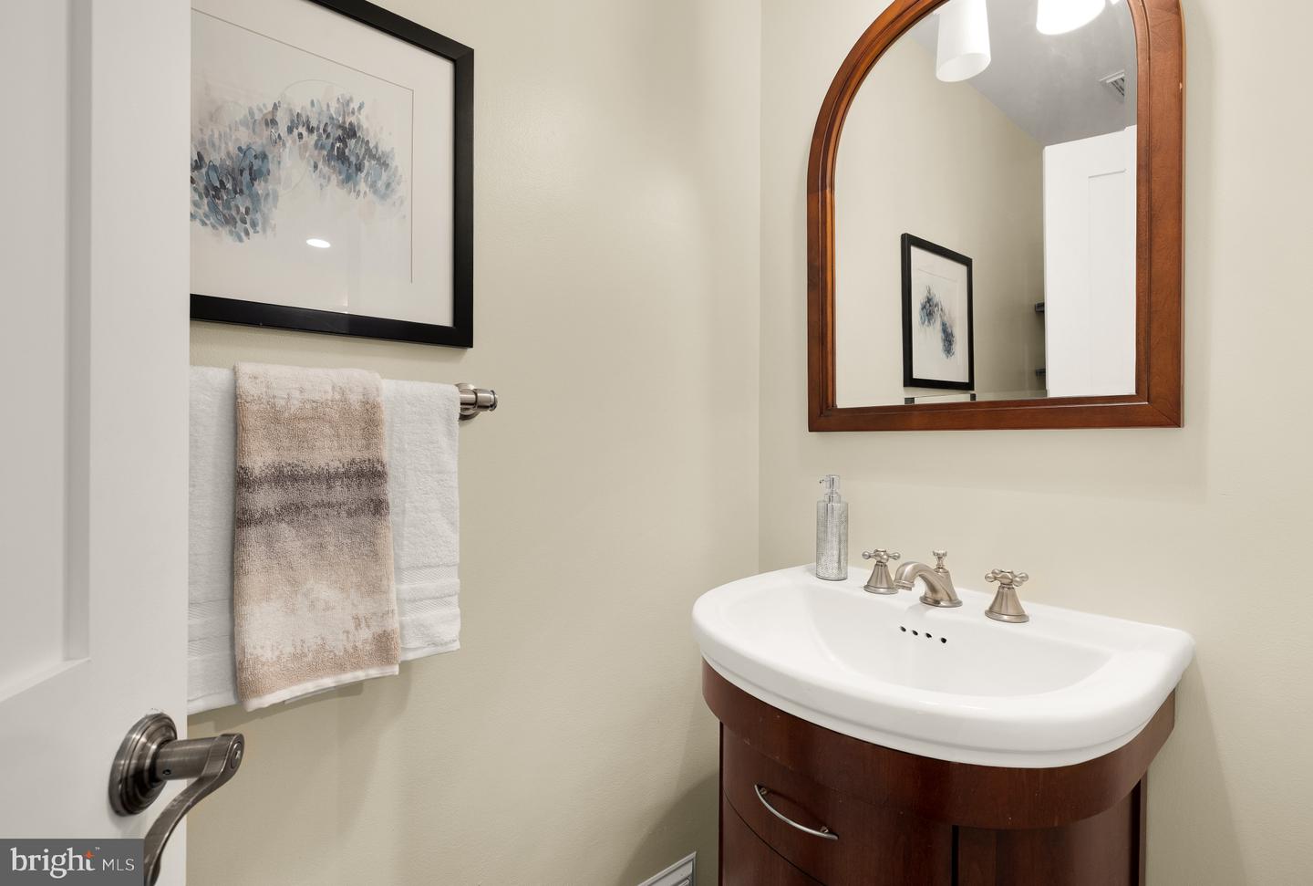 811 26TH PL S, ARLINGTON, Virginia 22202, 4 Bedrooms Bedrooms, ,4 BathroomsBathrooms,Residential,For sale,811 26TH PL S,VAAR2057586 MLS # VAAR2057586
