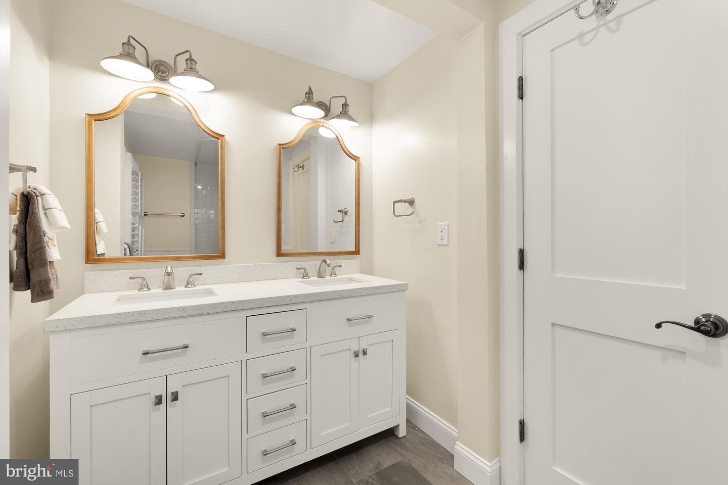 811 26TH PL S, ARLINGTON, Virginia 22202, 4 Bedrooms Bedrooms, ,4 BathroomsBathrooms,Residential,For sale,811 26TH PL S,VAAR2057586 MLS # VAAR2057586