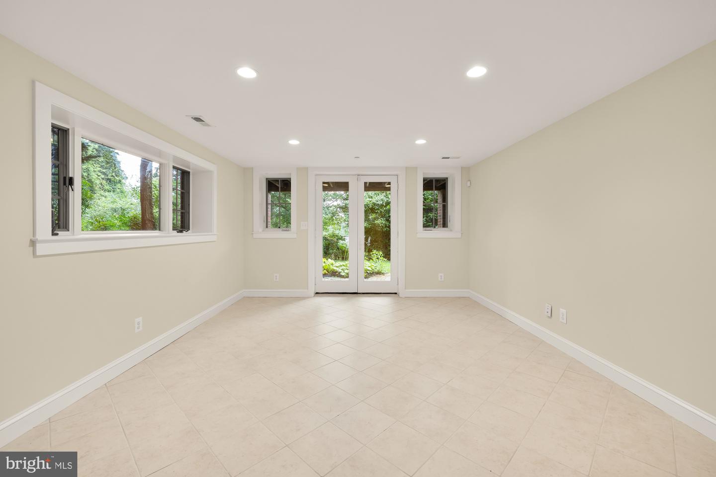 811 26TH PL S, ARLINGTON, Virginia 22202, 4 Bedrooms Bedrooms, ,4 BathroomsBathrooms,Residential,For sale,811 26TH PL S,VAAR2057586 MLS # VAAR2057586