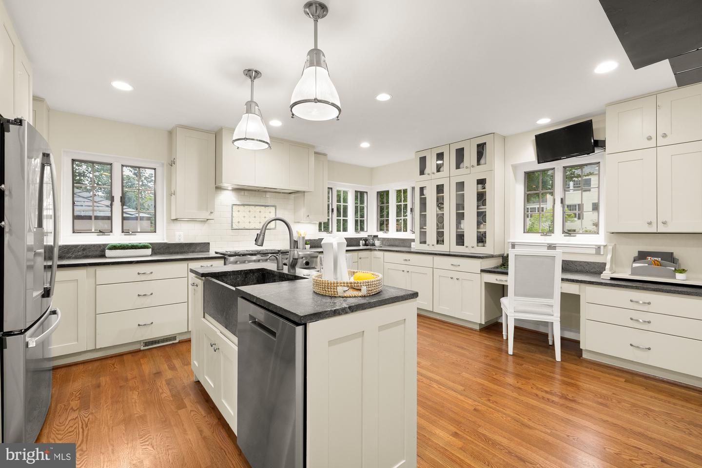 811 26TH PL S, ARLINGTON, Virginia 22202, 4 Bedrooms Bedrooms, ,4 BathroomsBathrooms,Residential,For sale,811 26TH PL S,VAAR2057586 MLS # VAAR2057586