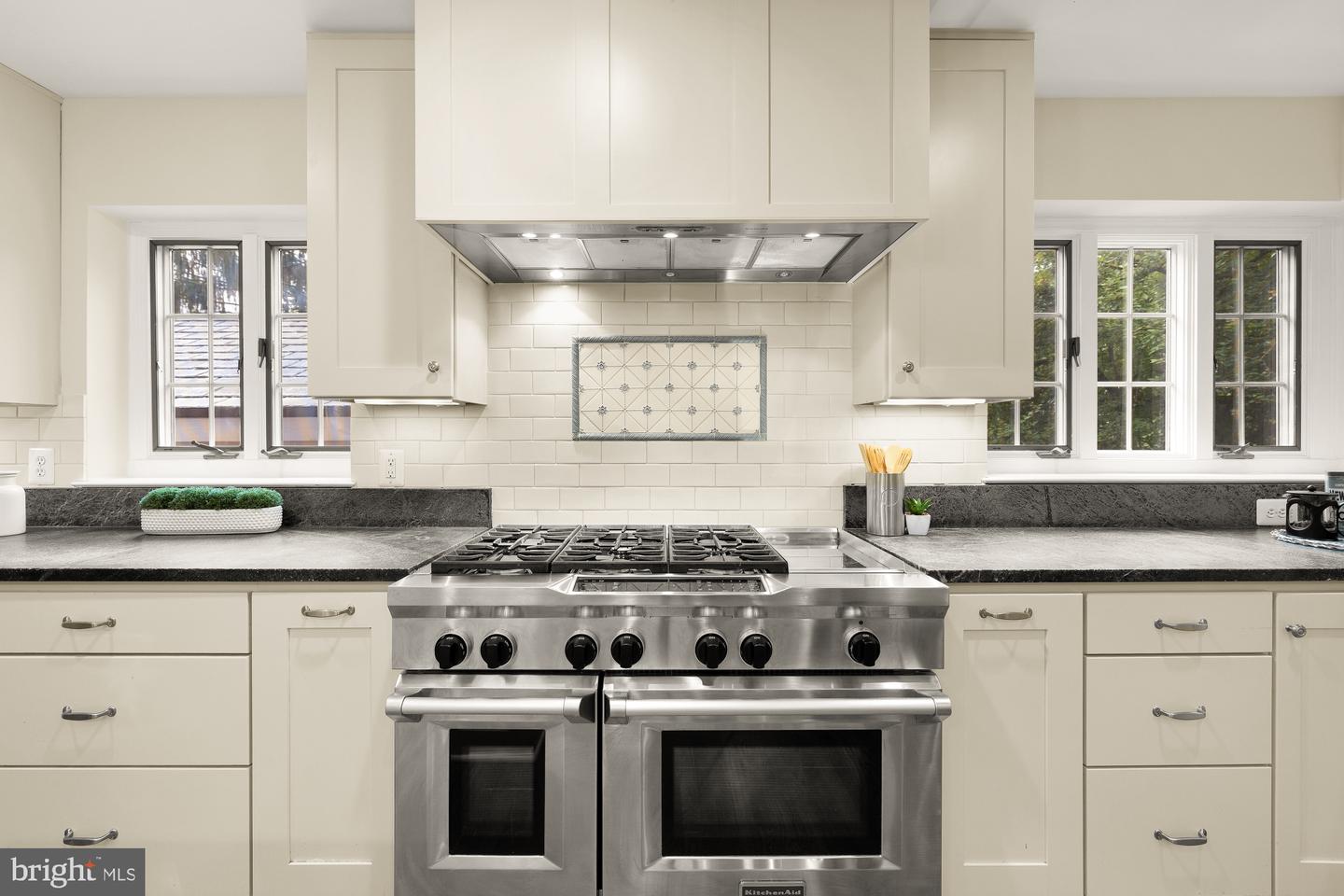 811 26TH PL S, ARLINGTON, Virginia 22202, 4 Bedrooms Bedrooms, ,4 BathroomsBathrooms,Residential,For sale,811 26TH PL S,VAAR2057586 MLS # VAAR2057586