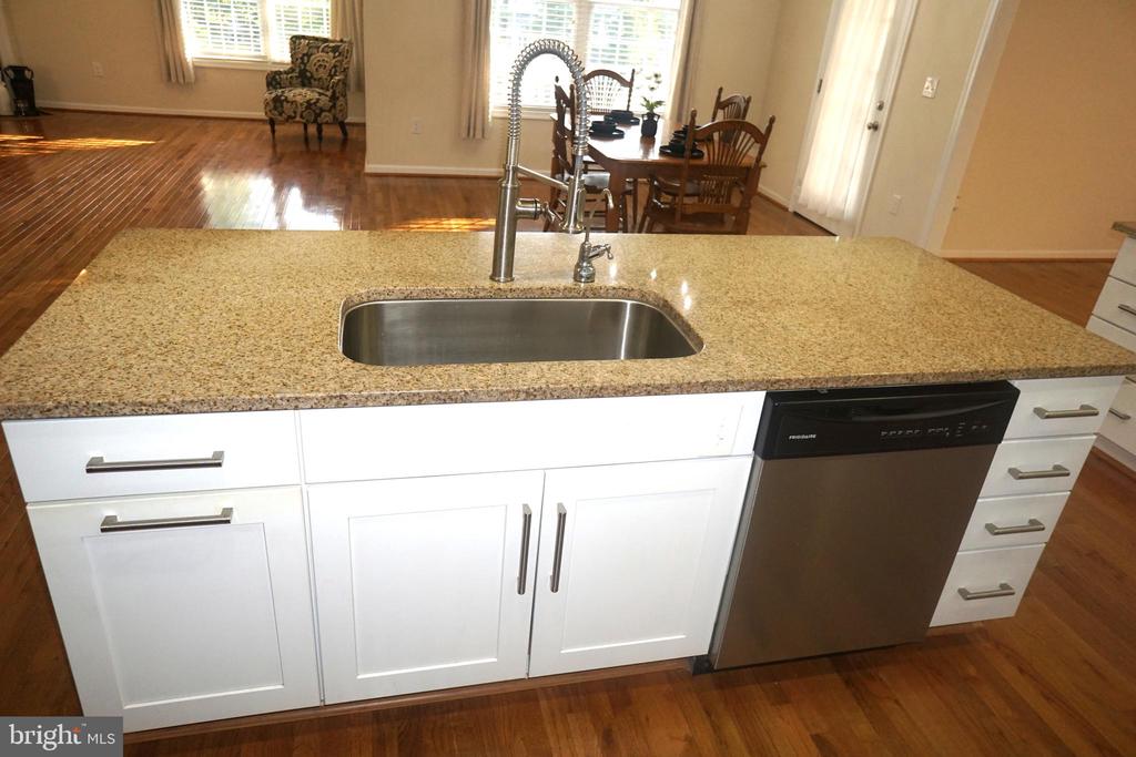 303 STRATFORD CIR, LOCUST GROVE, Virginia 22508, 3 Bedrooms Bedrooms, ,2 BathroomsBathrooms,Residential,LAKE OF THE WOODS ASSOC,303 STRATFORD CIR,VAOR2010196 MLS # VAOR2010196