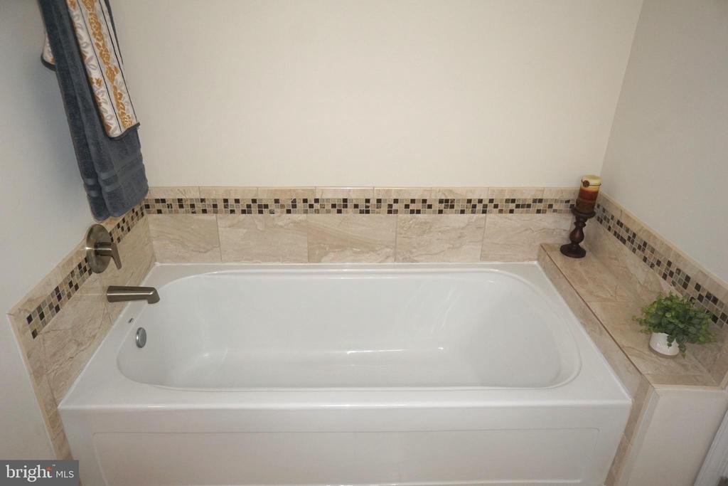 303 STRATFORD CIR, LOCUST GROVE, Virginia 22508, 3 Bedrooms Bedrooms, ,2 BathroomsBathrooms,Residential,LAKE OF THE WOODS ASSOC,303 STRATFORD CIR,VAOR2010196 MLS # VAOR2010196