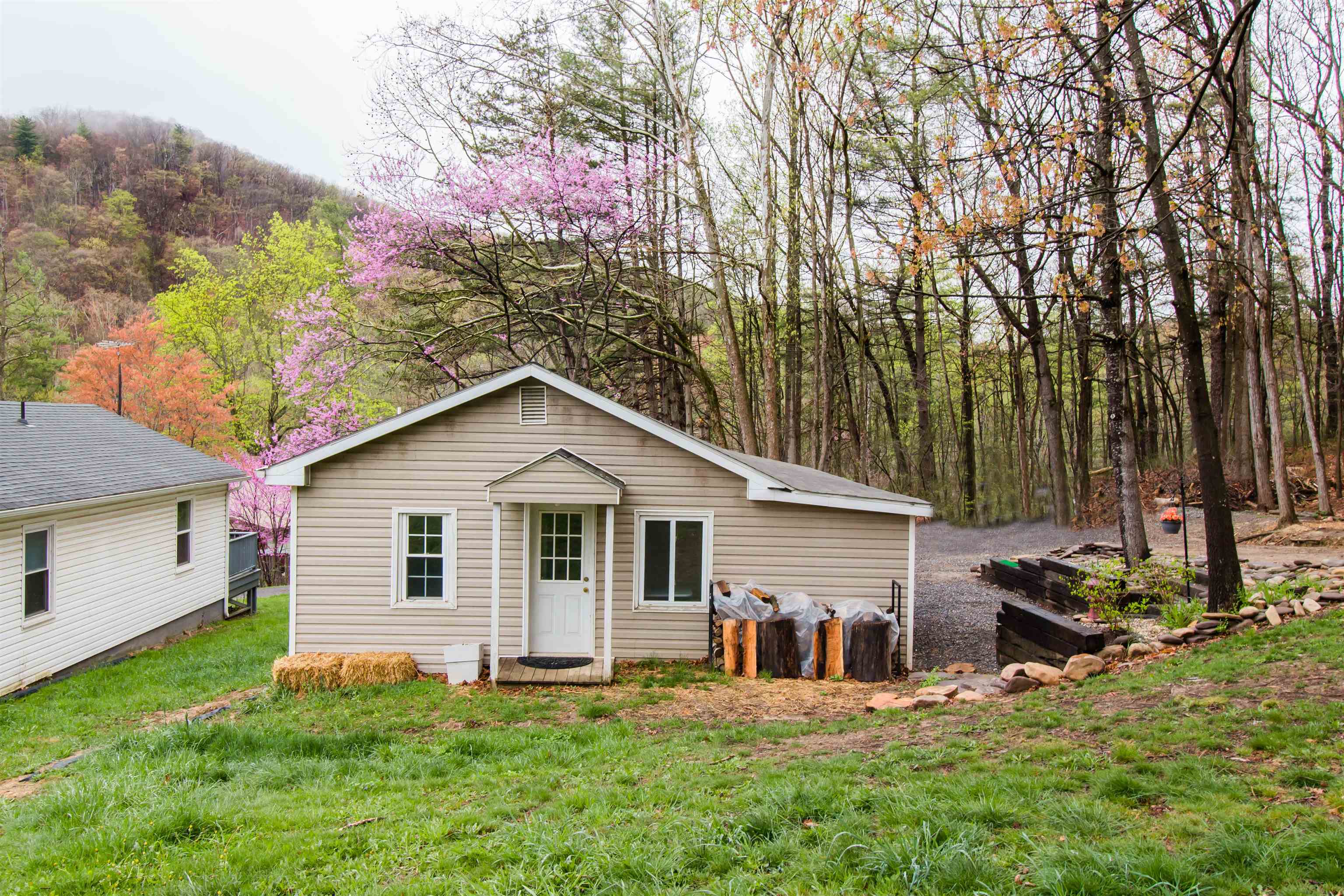 101 SHARP HILL LN, HINTON, Virginia 22831, 2 Bedrooms Bedrooms, ,1 BathroomBathrooms,Residential,101 SHARP HILL LN,662975 MLS # 662975