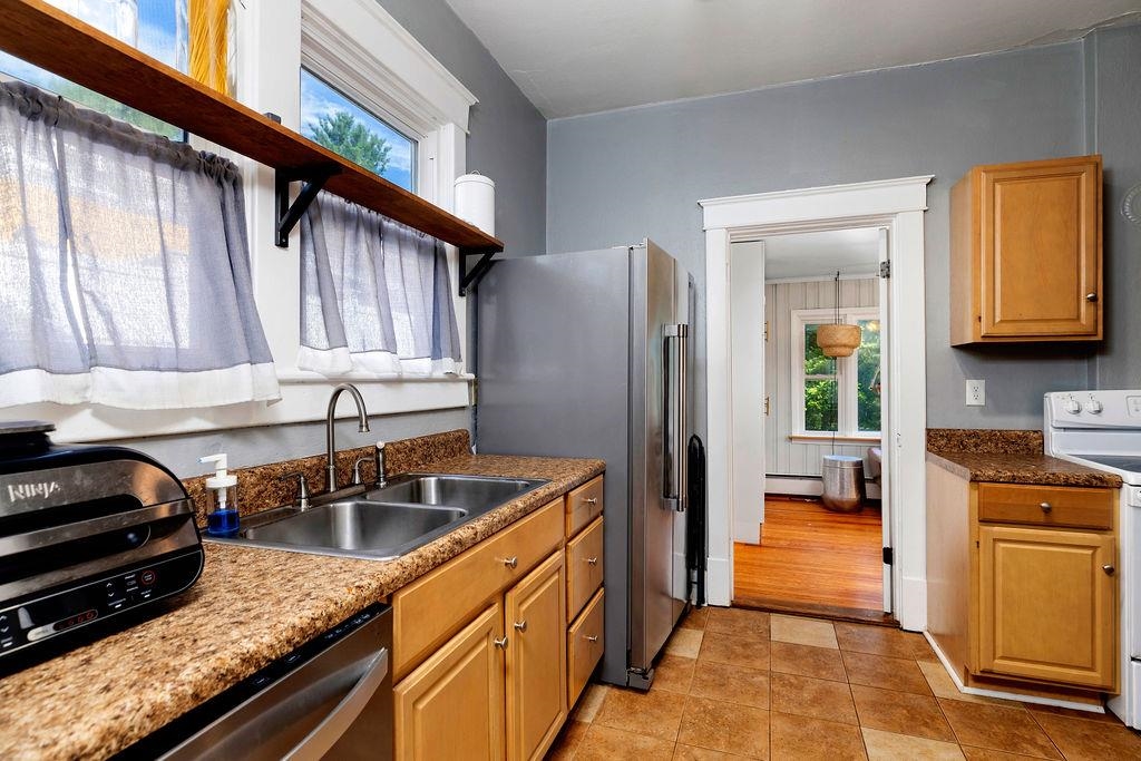 809 PARKVIEW AVE, STAUNTON, Virginia 24401, 3 Bedrooms Bedrooms, ,2 BathroomsBathrooms,Residential,809 PARKVIEW AVE,666790 MLS # 666790