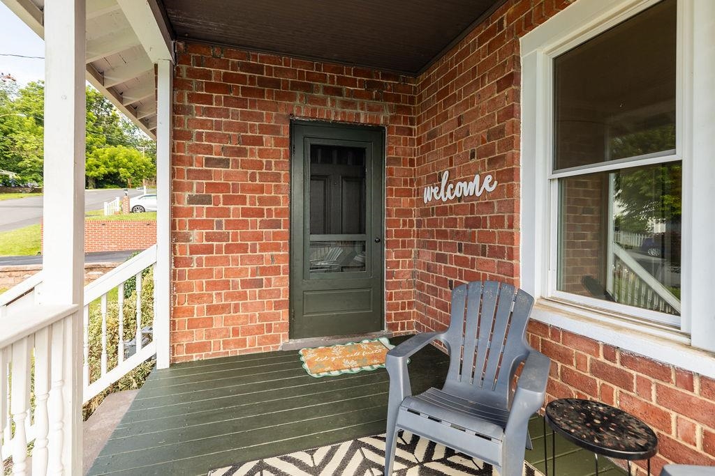 809 PARKVIEW AVE, STAUNTON, Virginia 24401, 3 Bedrooms Bedrooms, ,2 BathroomsBathrooms,Residential,809 PARKVIEW AVE,666790 MLS # 666790