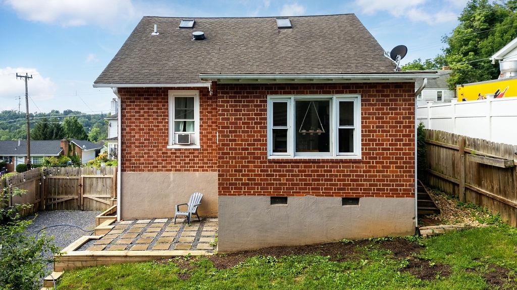809 PARKVIEW AVE, STAUNTON, Virginia 24401, 3 Bedrooms Bedrooms, ,2 BathroomsBathrooms,Residential,809 PARKVIEW AVE,666790 MLS # 666790