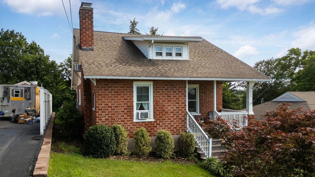 809 PARKVIEW AVE, STAUNTON, Virginia 24401, 3 Bedrooms Bedrooms, ,2 BathroomsBathrooms,Residential,809 PARKVIEW AVE,666790 MLS # 666790