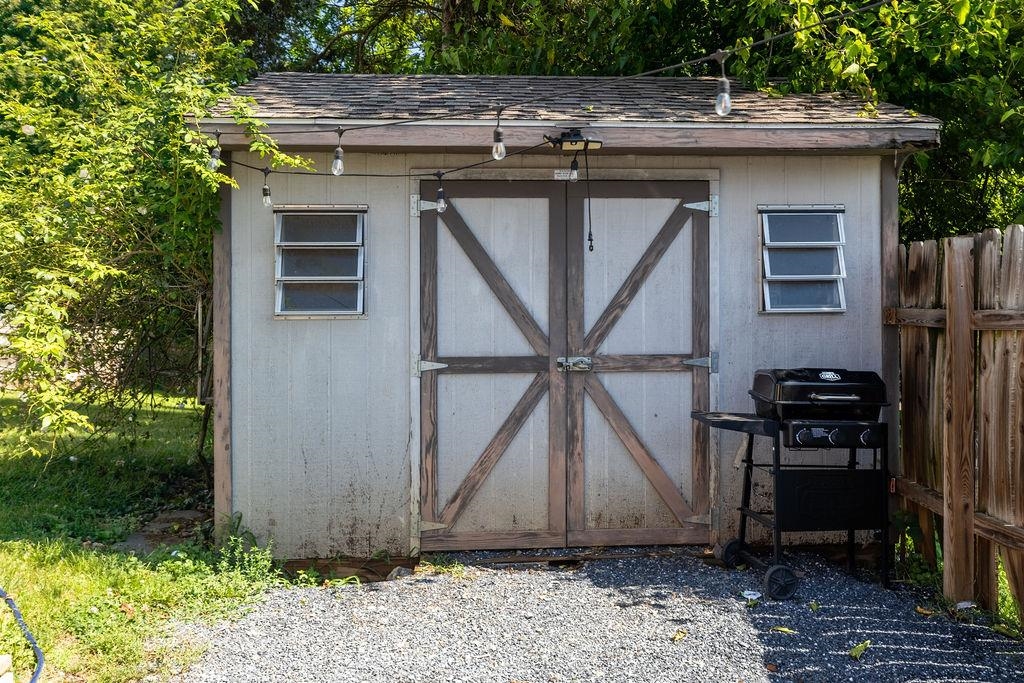 809 PARKVIEW AVE, STAUNTON, Virginia 24401, 3 Bedrooms Bedrooms, ,2 BathroomsBathrooms,Residential,809 PARKVIEW AVE,666790 MLS # 666790