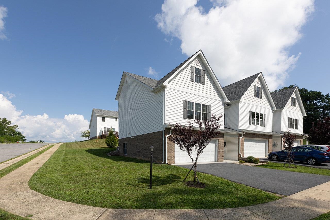 11 COLLINSWOOD WAY, STAUNTON, Virginia 24401, 3 Bedrooms Bedrooms, ,3 BathroomsBathrooms,Residential,11 COLLINSWOOD WAY,666807 MLS # 666807