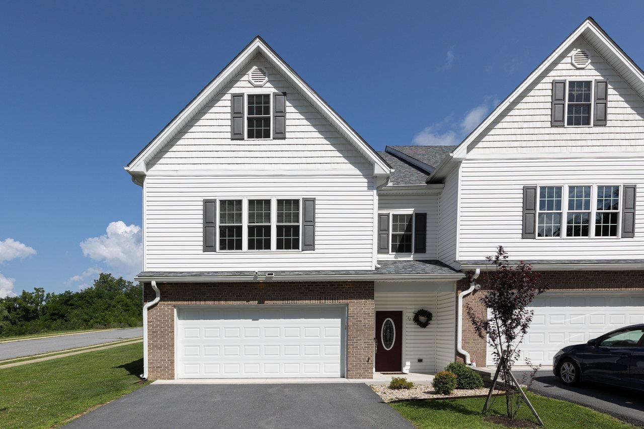 11 COLLINSWOOD WAY, STAUNTON, Virginia 24401, 3 Bedrooms Bedrooms, ,3 BathroomsBathrooms,Residential,11 COLLINSWOOD WAY,666807 MLS # 666807