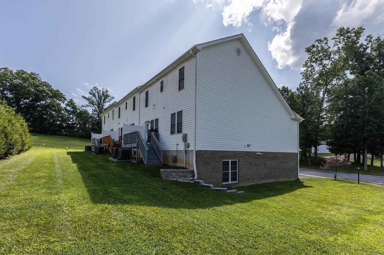 11 COLLINSWOOD WAY, STAUNTON, Virginia 24401, 3 Bedrooms Bedrooms, ,3 BathroomsBathrooms,Residential,11 COLLINSWOOD WAY,666807 MLS # 666807