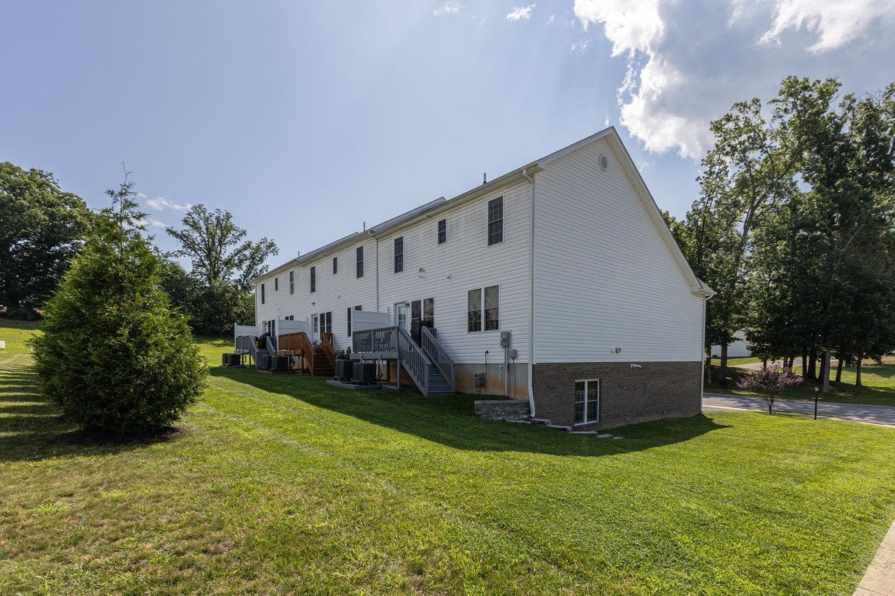 11 COLLINSWOOD WAY, STAUNTON, Virginia 24401, 3 Bedrooms Bedrooms, ,3 BathroomsBathrooms,Residential,11 COLLINSWOOD WAY,666807 MLS # 666807